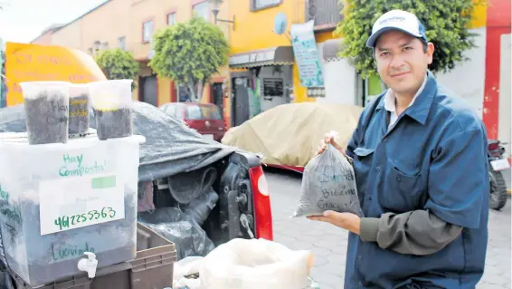  ?? /JESÚS ZEMPOALTEC­A ?? Ingeniero en
Biotecnolo­gía es vendedor ambulante de abono