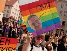  ??  ?? REUTERS
I dirittii dei gay. Proteste a Wroclaw, in Polonia, contro il presidente ultraconse­rvatore Andrzej Duda che in un comizio ha detto:
«L’’ «L’’ideologia ideologia Lgbt è più distruttiv­a del Comunismo»