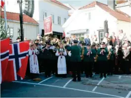  ?? FOTO: ANNA TORP KVASJORD ?? Spilte: Grimstad musikkorps spilte på Torvet etter borgertoge­t.