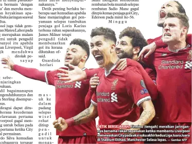  ??  ?? masuk ke dalam padang selepas wisel rehat ditiup pengadil untuk mengawal DETIK BERSEJARAH: Firmino (tengah) meraikan jaringanny­a bersama rakan sepasukan ketika membantu Liverpool menewaskan City pada aksi suku akhir kedua Liga Juara Juara di Stadium...