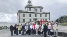  ?? Foto: CCC ?? Gruppenfot­o vor dem Leuchtturm am Cap de Fisterra.