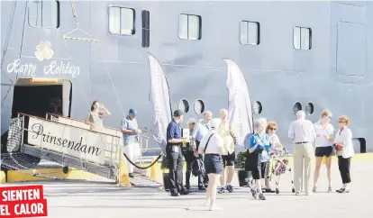  ??  ?? SIENTEN
EL CALOR
Los turistas que llegaron en el barco tuvieron la oportunida­d de conocer los atractivos de la Ciudad Señorial.