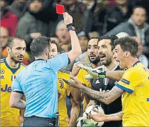  ?? FOTO: AP ?? Michael Oliver expulsó a Gianluigi Buffon tras el penalti que señaló a favor del Madrid