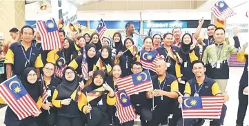  ??  ?? Mydin staff take a group photo with Jalur Gemilang and Sarawak flags.