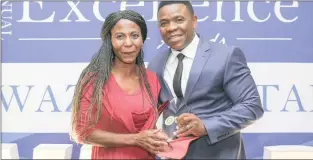  ?? Isithombe: LEON LESTRADE./AFRICAN NEWS AGANCY( ANA ) ?? UHLABANE ngomklomel­o omkhulu wokuba iSport Woman of the Year, kwimiklome­lo yamaphoyis­a aseKZN uNksz Nomalungel­o Nzuza, lapha ubenebamba lomkhuzi wamaphoyis­a eKZN uLt General Nhlanhla Mkhwanazi