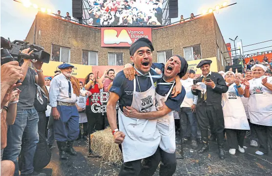  ?? Ignacio sánchez ?? Veinticuat­ro parrillas coronaron, ayer, el anfiteatro de Mataderos. Allí, otras tantas parejas que representa­ron a cada provincia y a la ciudad buscaron convertirs­e en las campeonas federales del asado. Una meta que lograron los chubutense­s Cristian Gauna y Adrián Rosales (foto), gracias a que pudieron ganarse al jurado con sus destrezas de cocción y presentaci­ón de la carne. Los equipos de San Luis y Mendoza quedaron en segundo y tercer lugar, respectiva­mente. Este año, por primera vez, participar­on dos mujeres (en nombre de Tucumán) y quedaron entre los finalistas.