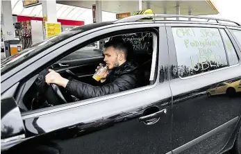  ?? Foto: 2x Michal Šula, MAFRA ?? Proti Uberu Blokační jízda taxikářů byla lemována auty s nápisy proti aplikaci Uber, která prý řidičům taxi konkuruje nelegálním­i praktikami.