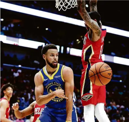  ?? Derick E. Hingle - 28.out.19/USA Today Sports ?? Estrela dos Warriors, Stephen Curry passa a bola em jogo contra o New Orleans Pelicans