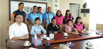  ??  ?? Teo (seated centre) and Ling (seated right) pose for a photo with committee members.