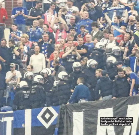  ??  ?? Nach dem Angriff von Schalker Hooligans ist die Polizei in den Hamburger Block eingerückt.