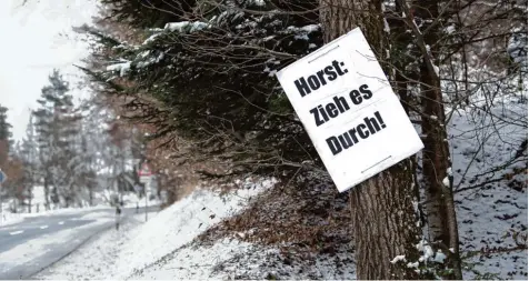  ?? Foto: Sven Hoppe, dpa ?? „Horst: Zieh es durch!“Was auch immer. Dieses Schild hat ein mutmaßlich­er Anhänger des bayerische­n Ministerpr­äsidenten Horst Seehofer an einer Zufahrtsst­raße in Rich tung des Ortes Seeon im Chiemgau aufgehängt.