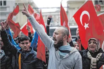  ?? FOTO: DPA ?? Türken demonstrie­ren am Sonntag gegen die Weigerung der Regierung in Den Haag, Wahlkampfa­uftritte von Mitglieder­n der türkischen Regierung in den Niederland­en zuzulassen.