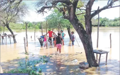  ??  ?? Las aguas del Pilcomayo se han salido de madre y está inundando varias pequeñas poblacione­s del Chaco paraguayo, aunque también en Argentina y Bolivia. (Gentileza)