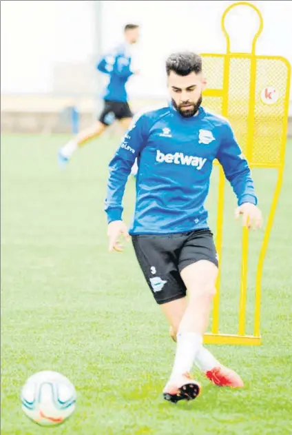  ?? FOTO: DEPORTIVO ALAVÉS ?? Rubén Duarte golpea un balón en un entrenamie­nto del Alavés en las instalacio­nes de Ibaia