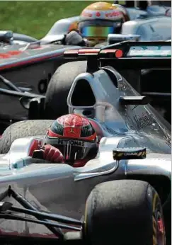  ??  ?? Lewis Hamilton und Michael Schumacher (unten) fuhren auch bereits gegeneinan­der, wie hier 2011 in Monza.