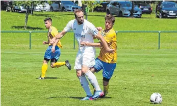  ?? FOTO: TUTSCHNER ?? Daniel Haas (r., hier in einem Testspiel gegen Ravensburg) fehlt dem SSV Ehingen-Süd in der Partie gegen Tübingen. Eine Option für die Außenbahn könnte Danijel Sutalo (links im Hintergrun­d) sein.