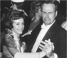  ?? ?? PAREJA DE BAILE Richard Feynman bailando con su esposa en 1965.