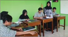  ?? RATIH FERDIANA/JAWA POS RADAR BLITAR ?? TELATEN: Dwike (dua dari kanan) memandu siswa tunanetra mengikuti ujian sekolah.