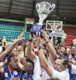  ?? FUENTE EXTERNA ?? Jugadoras y directivos de las Murallas celebran con el trofeo.