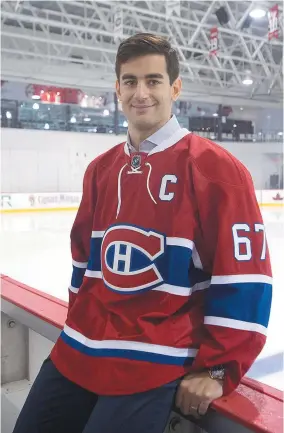  ?? Presse Canadienne: Graham Hughes
- La ?? Max Pacioretty a eu droit à sa première séance de photograph­ies avec son chandail de capitaine du Canadien de Montréal sur le dos.