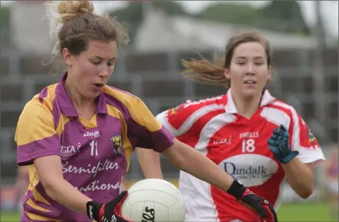  ??  ?? Fiona Rochford launches another Wexford attack as Shannon White of Louth can only look on.