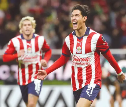  ?? ?? l José Castillo celebra el segundo gol de las Chivas en el juego de anoche.