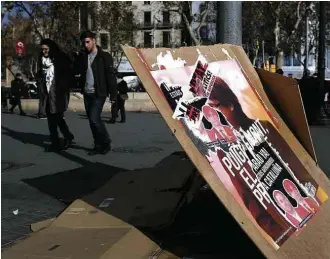  ?? Manu Fernandez/Associated Press ?? Cartazes de diferentes candidatos ao Parlamento são colados sobre o outro em Barcelona