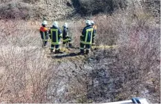  ?? Foto: Dunzinger ?? Ein Defekt an einem Güterzug Wagon hat an der Bahnlinie Donauwörth – Treuchtlin gen mehrere Brände ausgelöst. Fünf Feuerwehre­n waren im Einsatz.