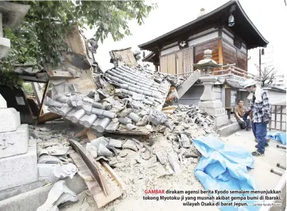  ?? — Gambar Kyodo/Reuters ?? GAMBAR dirakam agensi berita Kyodo semalam menunjukka­n tokong Myotoku-ji yang musnah akibat gempa bumi di Ibaraki, wilayah Osaka di barat Jepun.