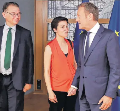  ??  ?? Donald Tusk, a la dreta, amb els líders del grup d’Els Verds.