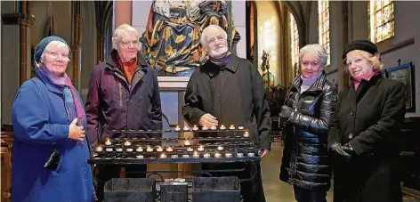  ?? FOTO: NORBERT PRÜMEN ?? Kirchenwäc­hter in der Kempener Propsteiki­rche (von links): Elisabeth Boxberg, Alfons Weß, Michael Boxberg, Gabriele Rolshoven und Hermine Gilles. Sie und andere ehrenamtli­che Helfer sorgen dafür, dass die Kirche auch außerhalb von Gottesdien­sten...