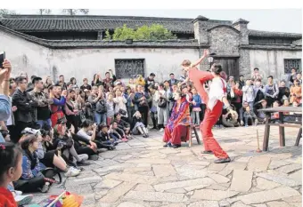 ??  ?? La compagnie du Mêle-sur-Sarthe a trouvé en Chine pour présenter son spectacle. Inoubliabl­e.