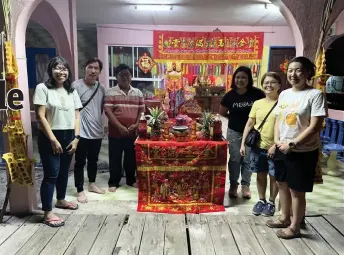  ?? ?? Homestay operator Lee (second left) says the Chinese New Year festivitie­s in his village usually peak on the eighth day when families reunite to make preparatio­ns for ‘Bai Ti Gong’.