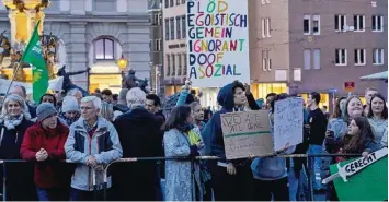  ?? Fotos: Peter Fastl ?? Menschen aller Altersgrup­pen protestier­ten am Samstagabe­nd auf dem Rathauspla­tz gegen eine Pegida Veranstalt­ung. 1500 Ge gendemonst­ranten waren es laut Polizei. Viele Teilnehmer hatten eigens Plakate mitgebrach­t.