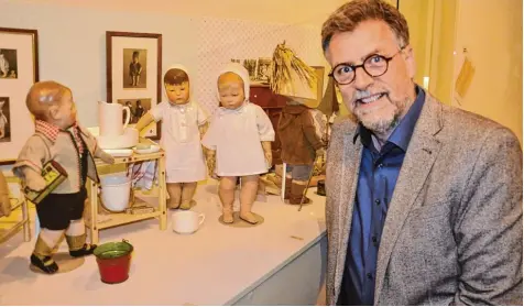  ?? Foto: Helmut Bissinger ?? Thomas Heitele ist Puppenkenn­er. Seine Schätze nennt er „einzigarti­g“und „fantastisc­h“. Das scheint zu stimmen, denn die Besucher des Käthe Kruse Museums kommen teils von weit entfernten Orten nach Donauwörth.