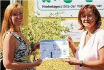  ??  ?? Nina Wunderlich (links) übergibt Schulungsu­nterlagen zum Projekt Notinsel an Kerstin Winner. Foto: Janusz Riese