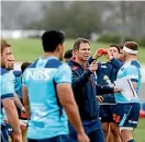  ?? PHOTO: FAIRFAXNZ ?? Leon MacDonald stresses a point at Tasman Makos training.