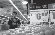  ?? ALY SONG / REUTERS ?? Oranges imported from the US are sold at a supermarke­t in Shanghai.