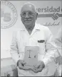  ??  ?? Luis Rosado Baeza con su libro