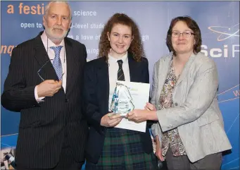  ?? Pic: ?? Scifest Organiser IT Sligo Dr Bill Crowe and Head of Department of Environmen­tal Science Dr Frances Lucy with Senior 1st Prize in Technology, Eimear Kearins, Ursuline College. Robyn Lockhart