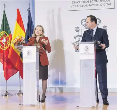  ?? ?? La vicepresid­enta primera, Nadia Calviño, y el ministro de Finanzas portugués, Fernando Medina.
