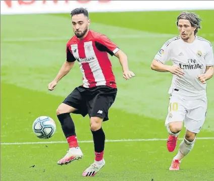  ?? FOTO: JUAN ECHEVERRÍA ?? Templanza Unai López intenta controlar un balón ante la presencia de Modric en el partido de San Mamés