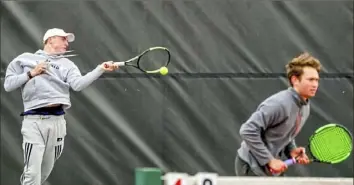  ?? Alexandra Wimley/Post-Gazette ?? Shady Side Academy's Sam Bitzer returns the ball while teammate David Mnuskin looks on in the WPIAL Class 3A doubles championsh­ip against Franklin Regional.