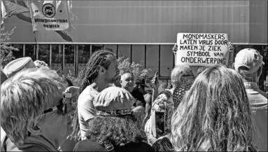  ??  ?? Een demonstran­t houdt een protestbor­d omhoog met een duidelijk boodschap.
(Foto: De Telegraaf)