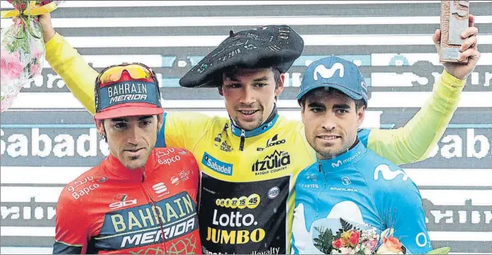  ?? FOTO: EFE ?? Para el recuerdo Ion Izagirre y Mikel Landa se subieron al tercer y al segundo cajón del podio respectiva­mente, junto al ganador Primoz Roglic, y dejaron claro que el ciclismo vasco no pierde fuelle en las grandes pruebas