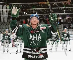  ?? Foto: Siegfried Kerpf ?? Simon Sezemsky konnte sich nach dem Spiel feiern lassen. Er feierte gegen Iserlohn seine Tor Premiere – und traf dann gleich doppelt.