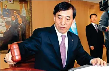  ??  ?? Bank of Korea (BoK) governor Lee Ju-yeol on Wednesday chairs the October meeting of the rate-setting Monetary Policy Board.