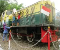  ?? EKO HENDRI/JAWA POS ?? LIBURAN MURAH: Muhammad Raka dan Muhammad Zaki Rehanzah bermain bersama ibunya di lokomotif D 30149 di Dipo Induk Sidotopo.
