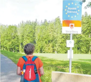  ?? FOTO: GEISELHART ?? Eine Wanderung auf der Grenze zwischen zwei Ländern: Von Signarszel­l in Bayern geht es nach Hohenweile­r auf Vorarlberg­er Seite.