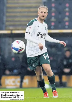  ?? Dave Rowntree/PPAUK ?? Argyle midfielder
Ben Reeves in action on his debut at Hull City